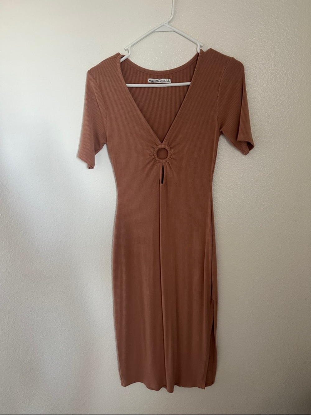 Ribbed V-Neck Midi Dress with Ring Detail - Rust